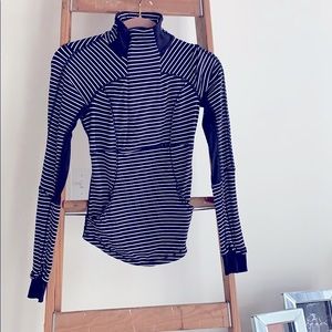 Lululemon long sleeved w/front & back pockets Sz 2